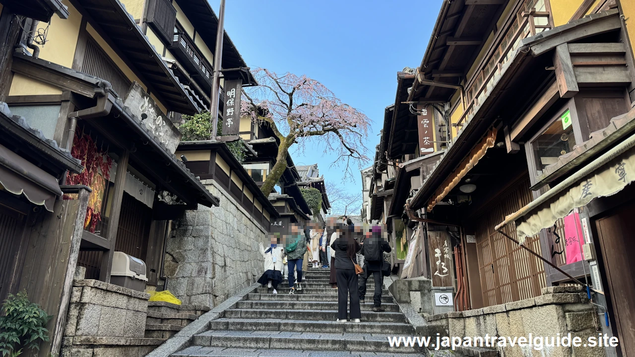 二年坂(二寧坂)、三年坂(産寧坂)を通って清水寺へ：清水寺の見どころ(16)