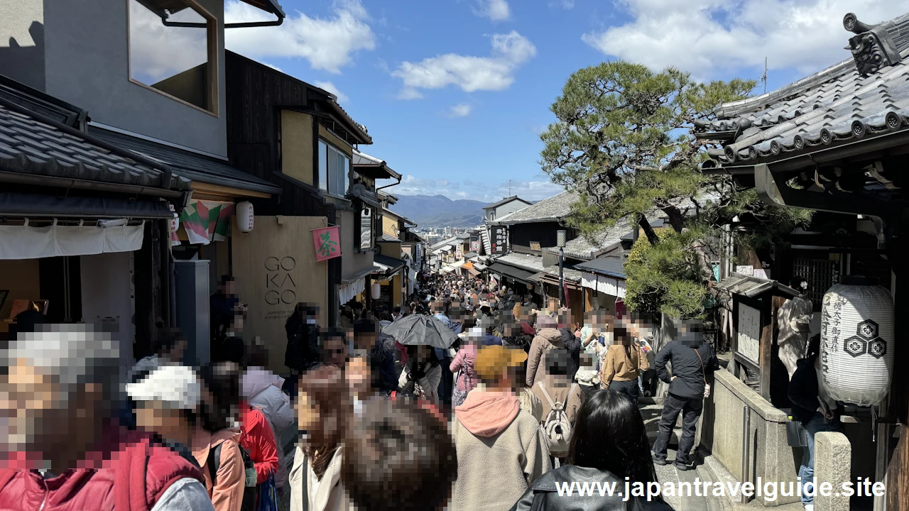 二年坂(二寧坂)、三年坂(産寧坂)を通って清水寺へ：清水寺の見どころ(22)