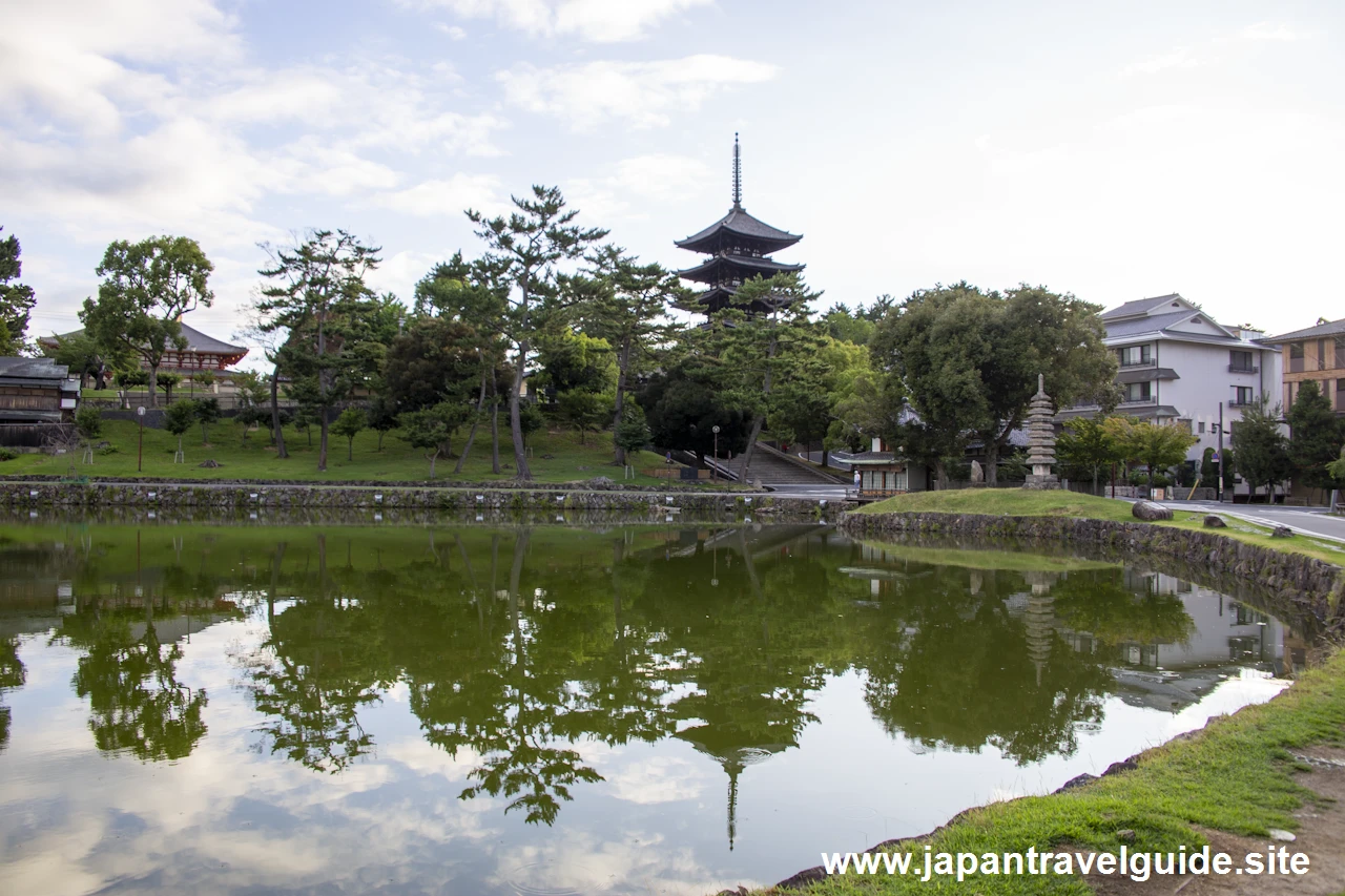 猿沢池から見た五重塔：興福寺の見どころ(1)