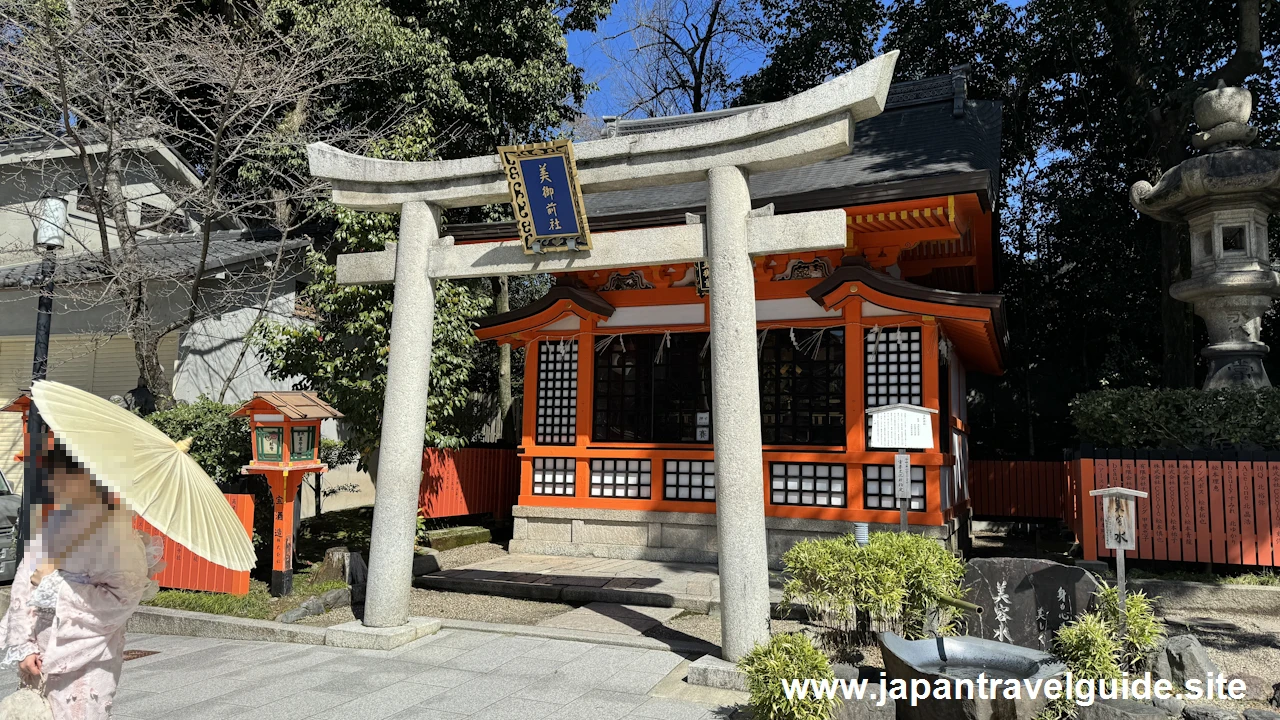 美御前社と美容水：八坂神社の見どころ(1)