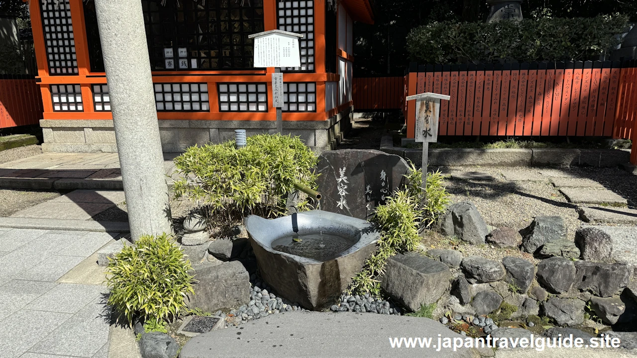 美御前社と美容水：八坂神社の見どころ(2)