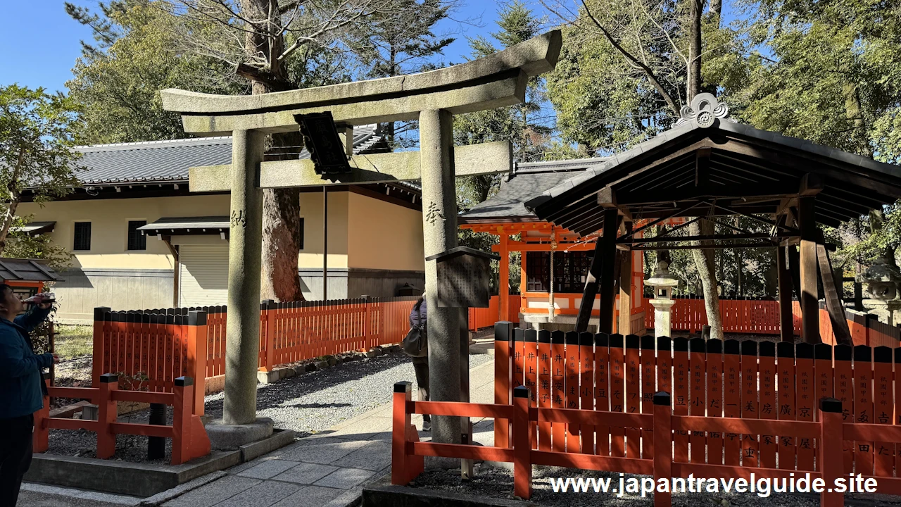 厳島社：八坂神社の見どころ(1)