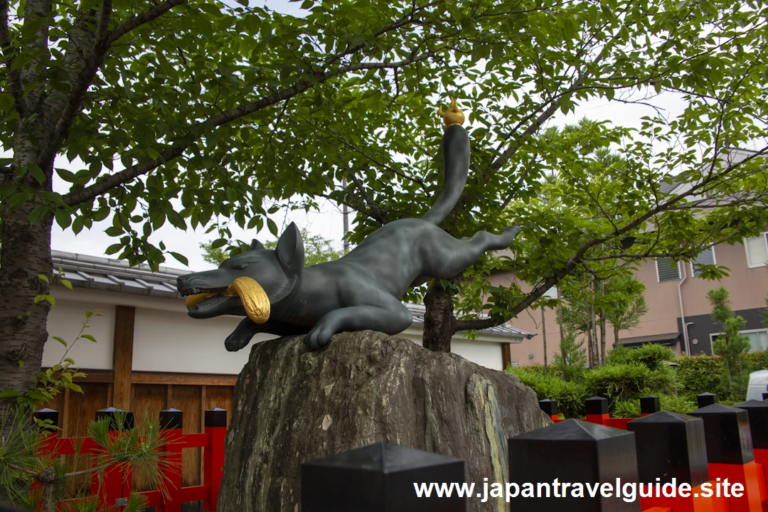 伏見稲荷大社の狐の石像：伏見稲荷大社の狐の石像に関する完全ガイド(2)
