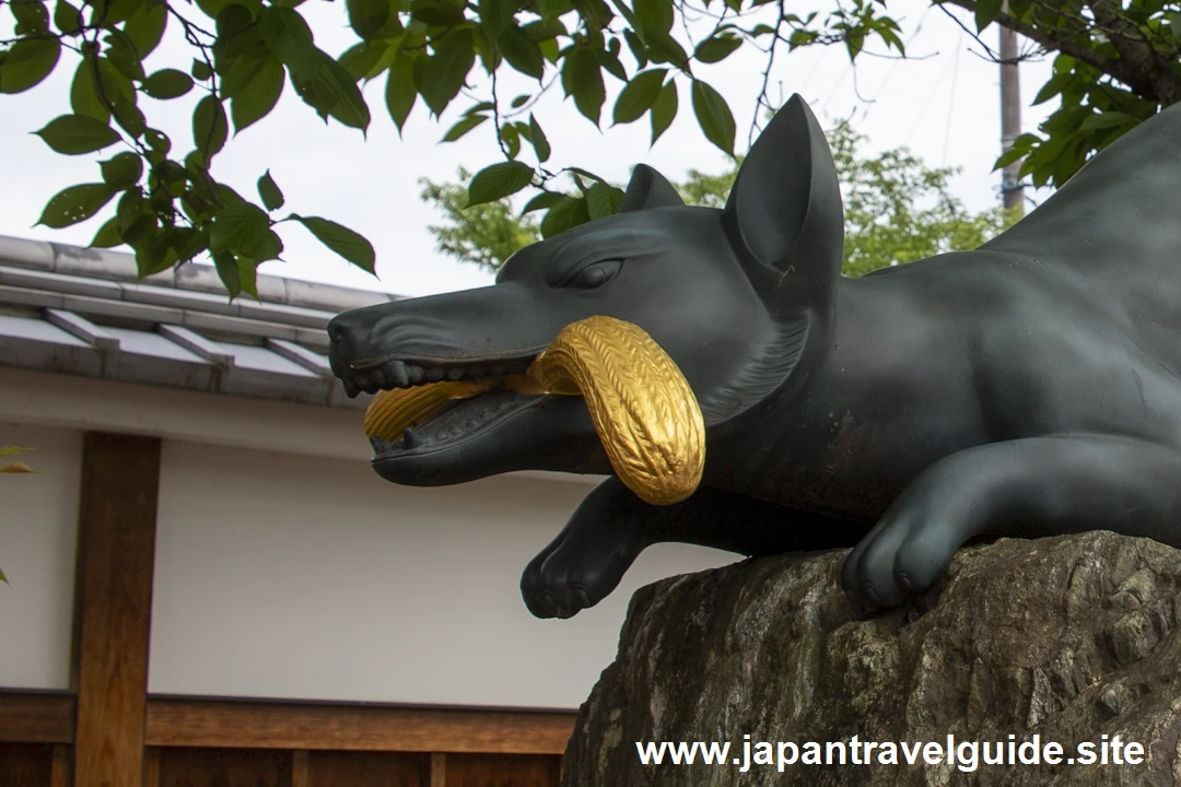 伏見稲荷大社の狐の石像：伏見稲荷大社の狐の石像に関する完全ガイド(3)
