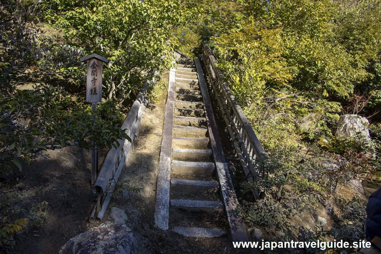 金閣寺垣と虎渓橋：金閣寺の見どころ(2)