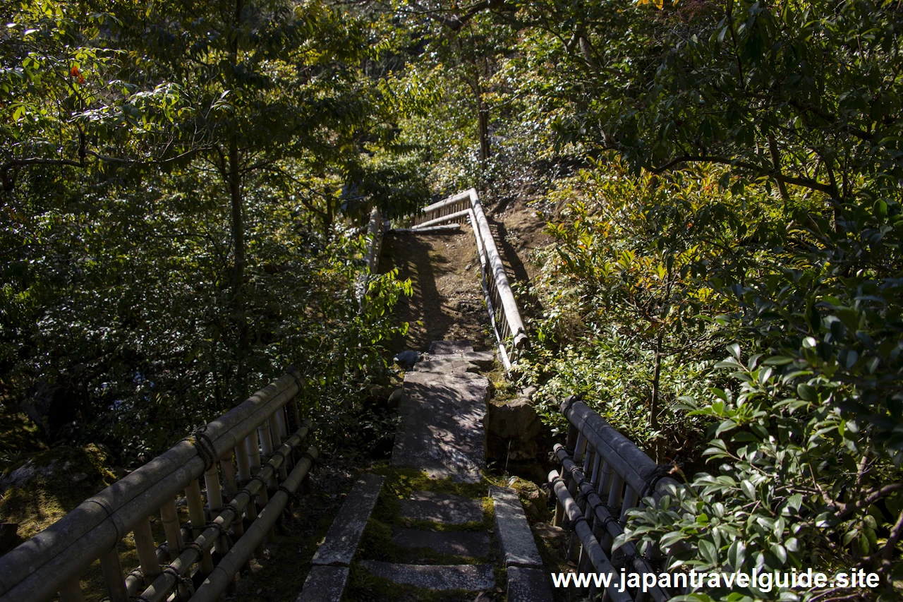 金閣寺垣と虎渓橋：金閣寺の見どころ(4)