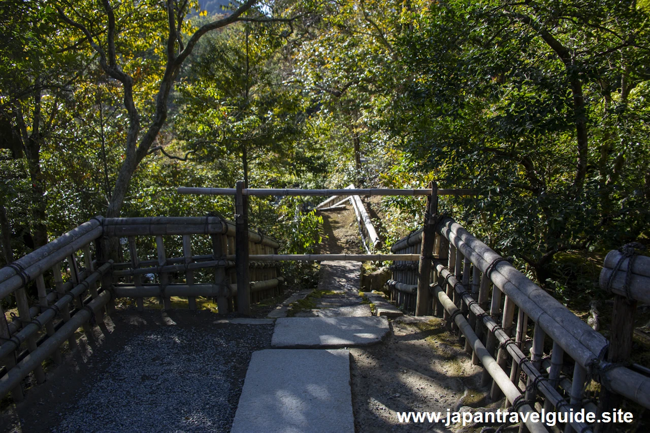 金閣寺垣と虎渓橋：金閣寺の見どころ(5)