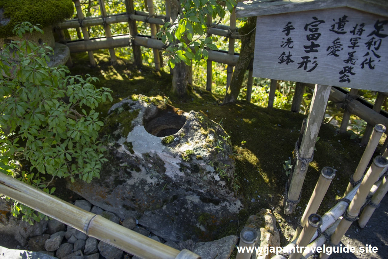 富士形手洗鉢：金閣寺の見どころ(1)