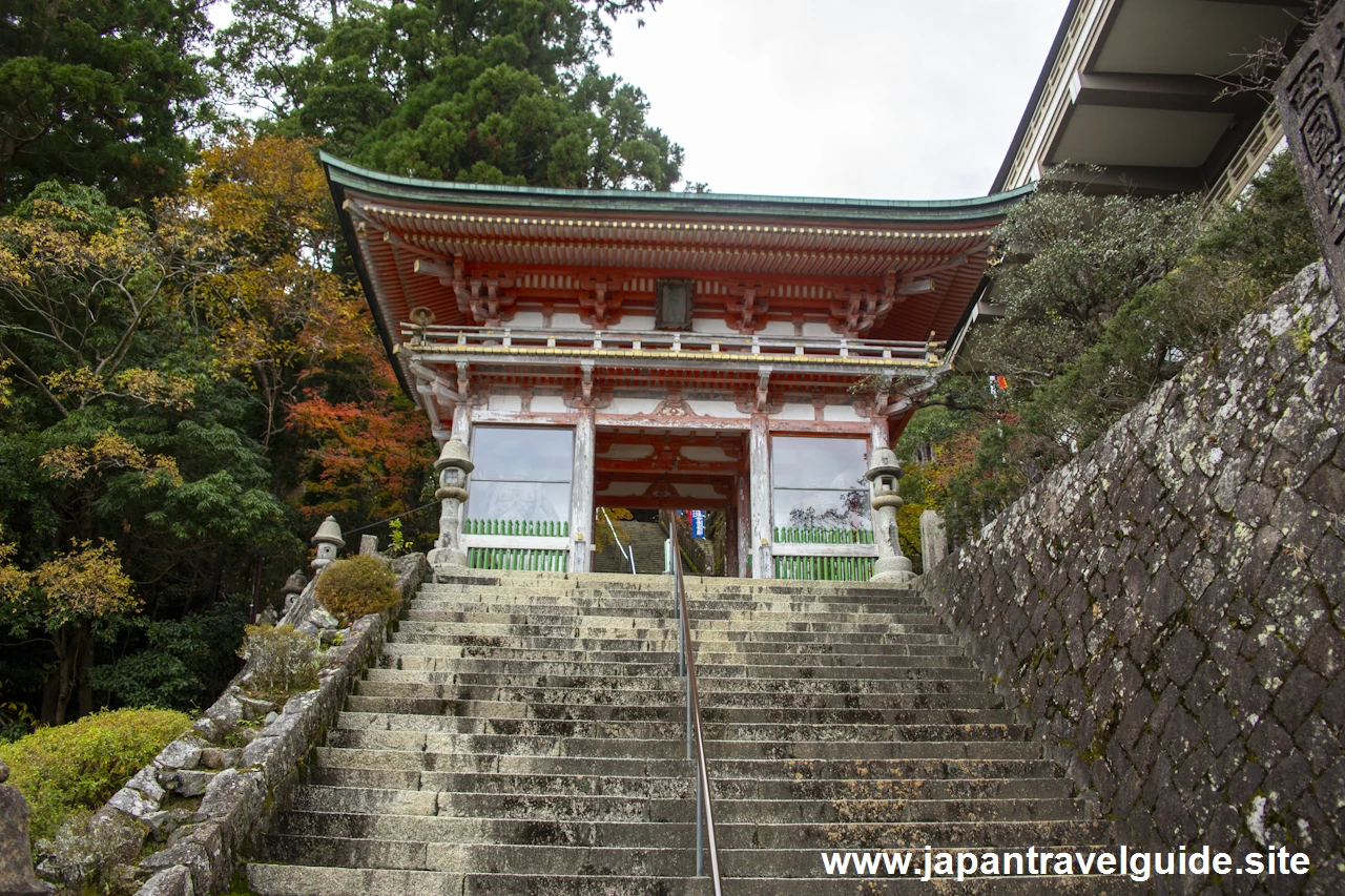 那智山青岸渡寺と三重塔：熊野那智大社の見どころ(1)