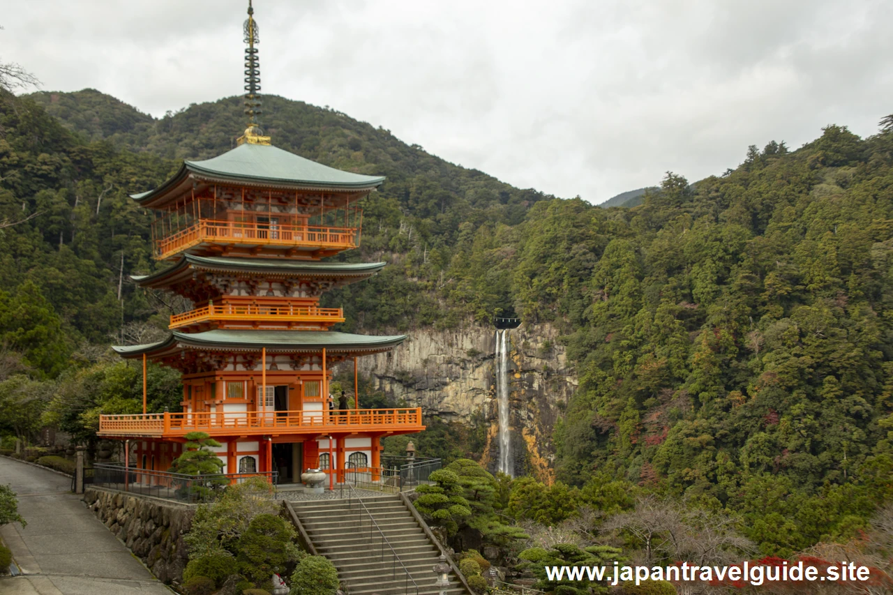 那智山青岸渡寺と三重塔：熊野那智大社の見どころ(4)