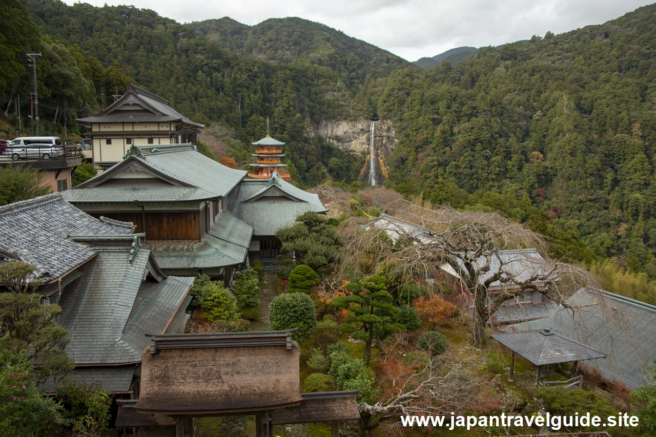 三重塔と那智の滝：那智山青岸渡寺と三重塔の見どころ(1)