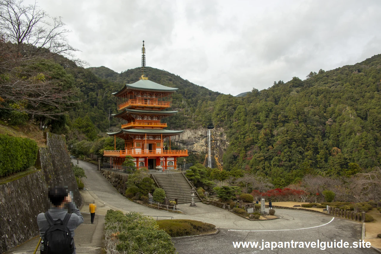 三重塔と那智の滝：那智山青岸渡寺と三重塔の見どころ(2)