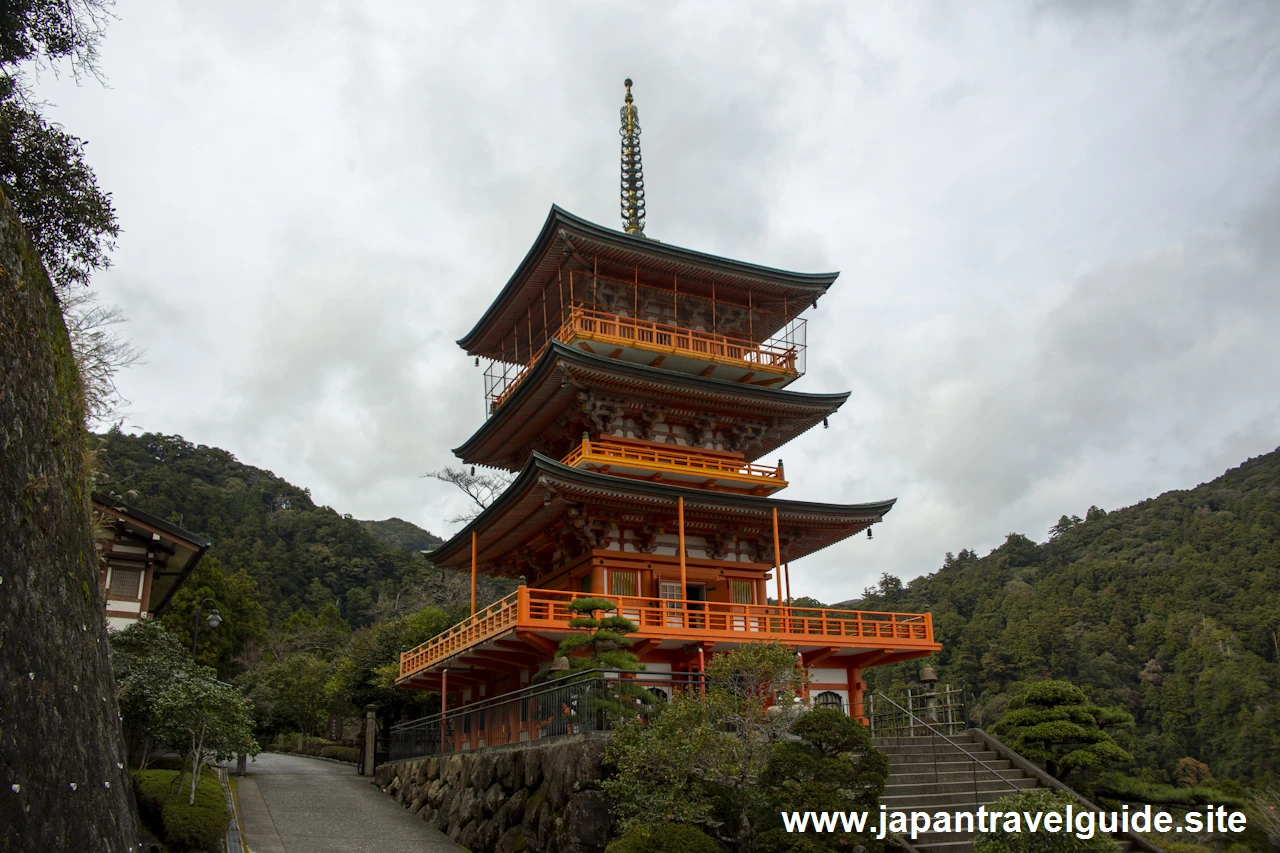 三重塔と那智の滝：那智山青岸渡寺と三重塔の見どころ(4)