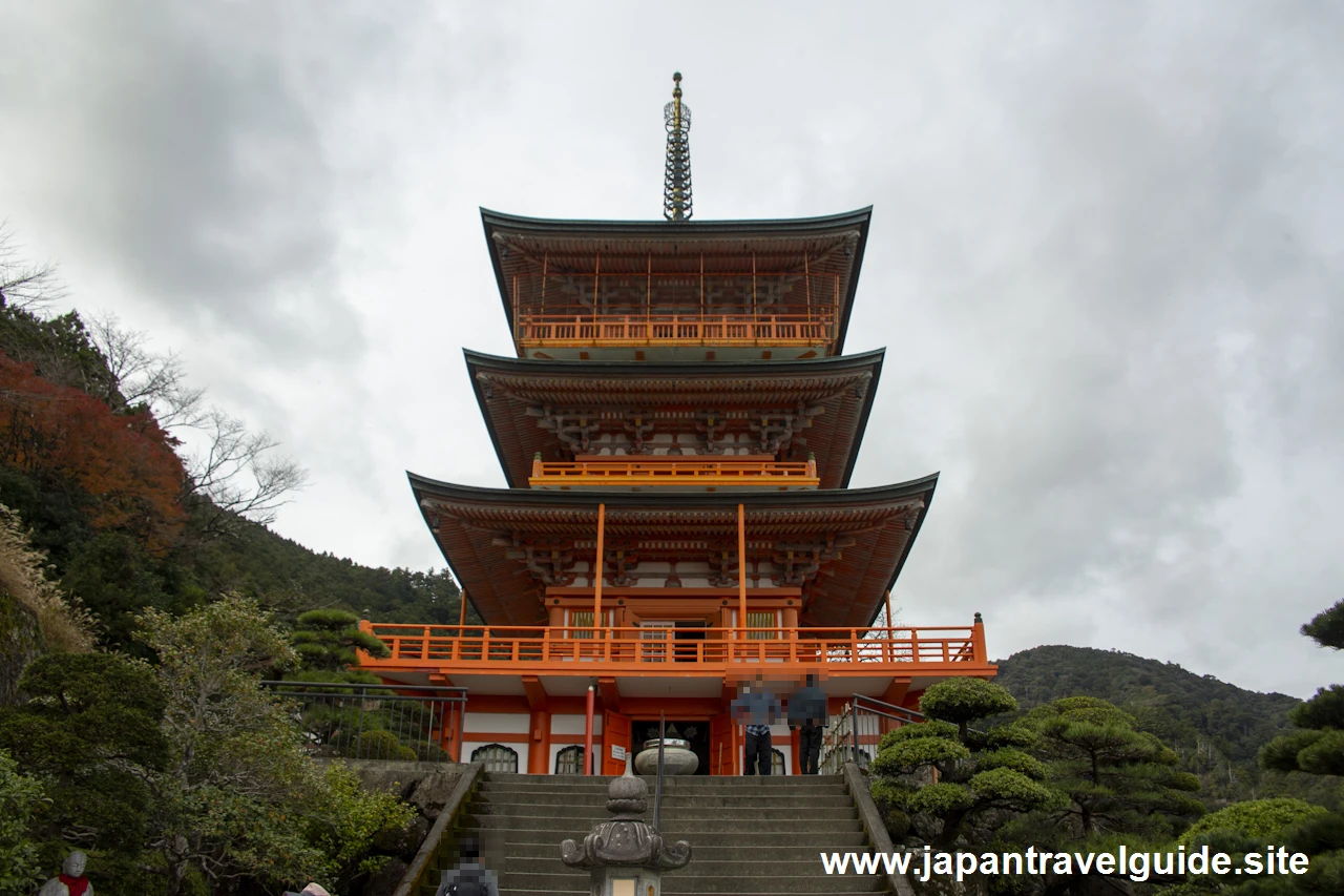 三重塔と那智の滝：那智山青岸渡寺と三重塔の見どころ(5)