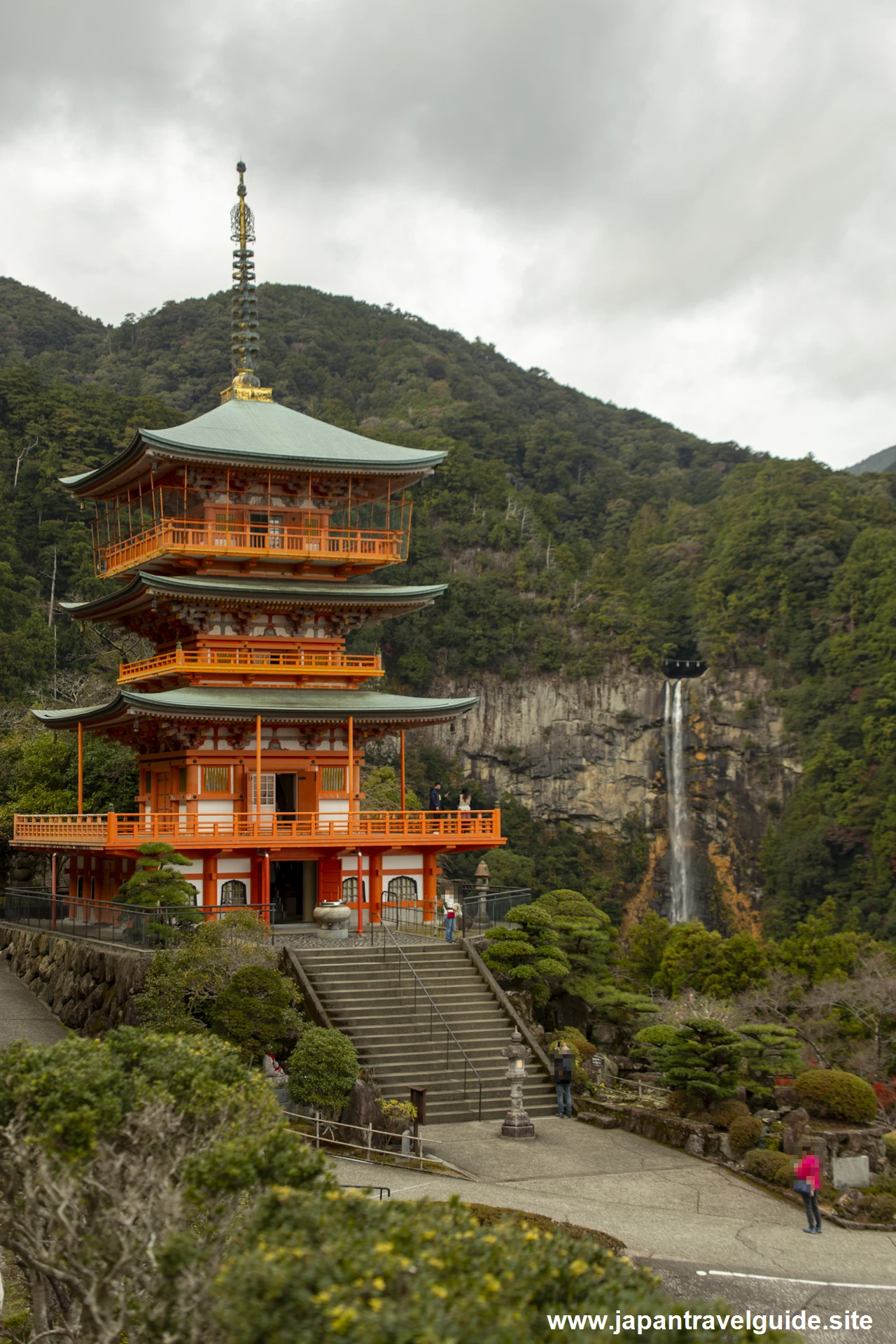 三重塔と那智の滝：那智山青岸渡寺と三重塔の見どころ(9)