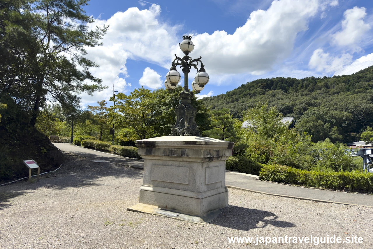 皇居正門石橋飾電燈：明治村5丁目エリアの見どころ(1)