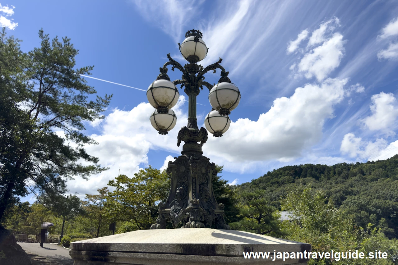 皇居正門石橋飾電燈：明治村5丁目エリアの見どころ(2)