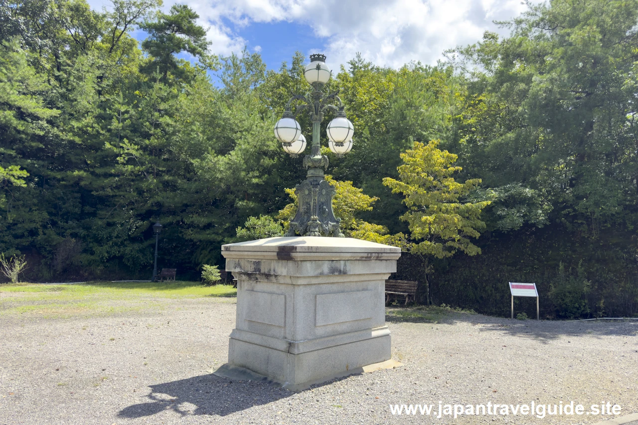 皇居正門石橋飾電燈：明治村5丁目エリアの見どころ(4)