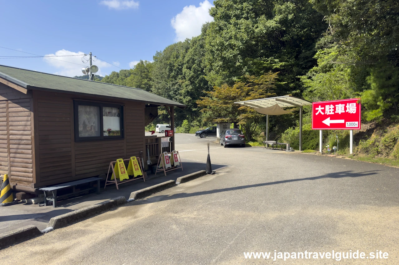 正門近くにある有料駐車場(天野商事駐車場)(3)