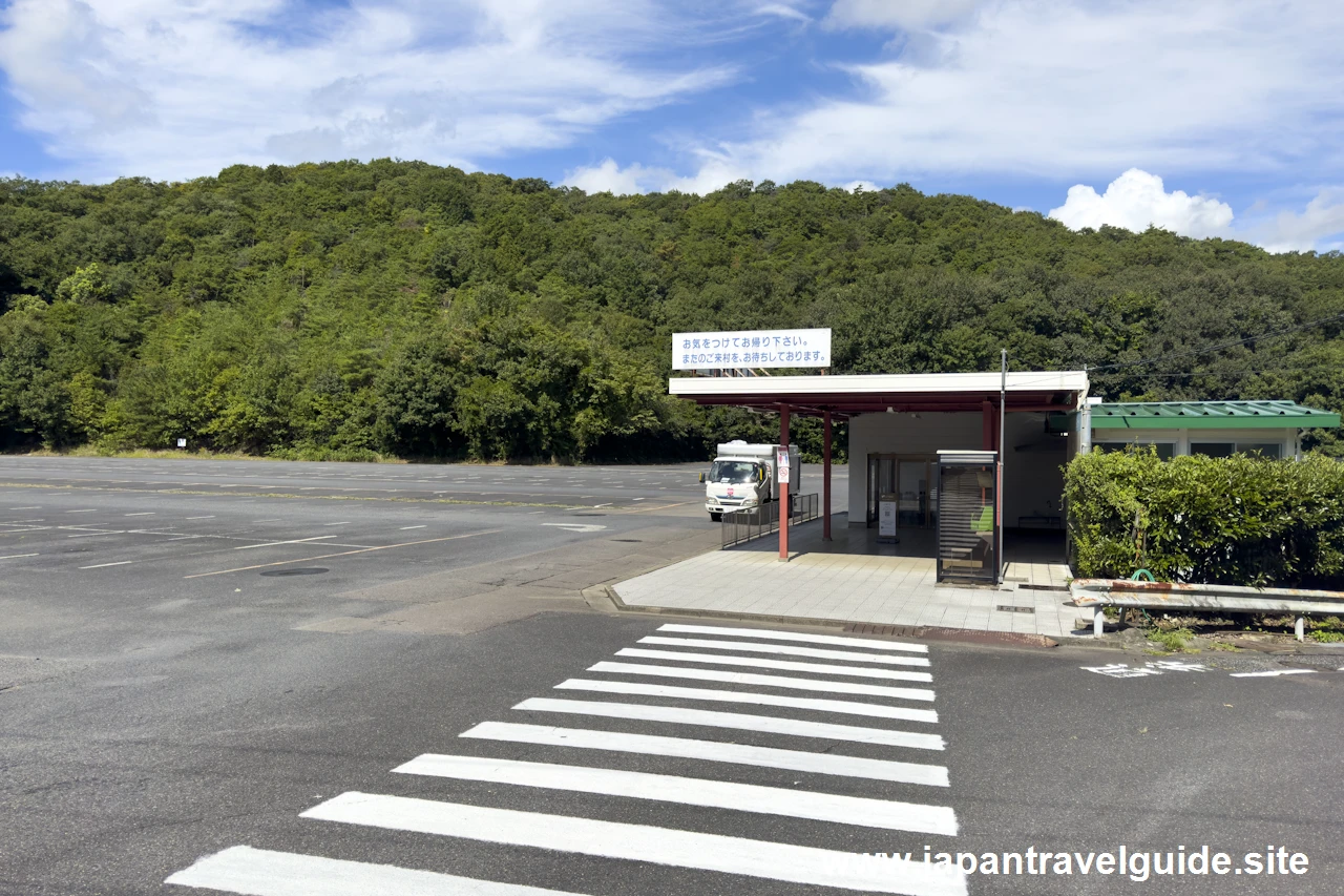 北口前にある明治村の直営有料駐車場(2)