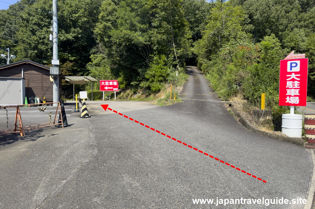 正門近くにある有料駐車場(天野商事駐車場)(2)