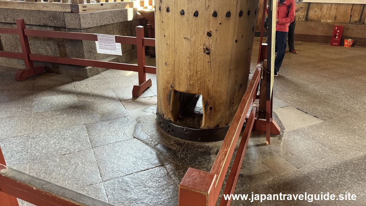 大仏殿の柱の穴くぐり：東大寺の見どころ(1)