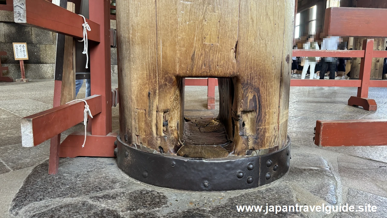 大仏殿の柱の穴くぐり：東大寺の見どころ(3)