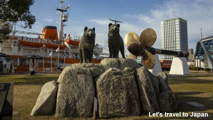 タロとジロの銅像：南極観測船ふじの見どころ(2)